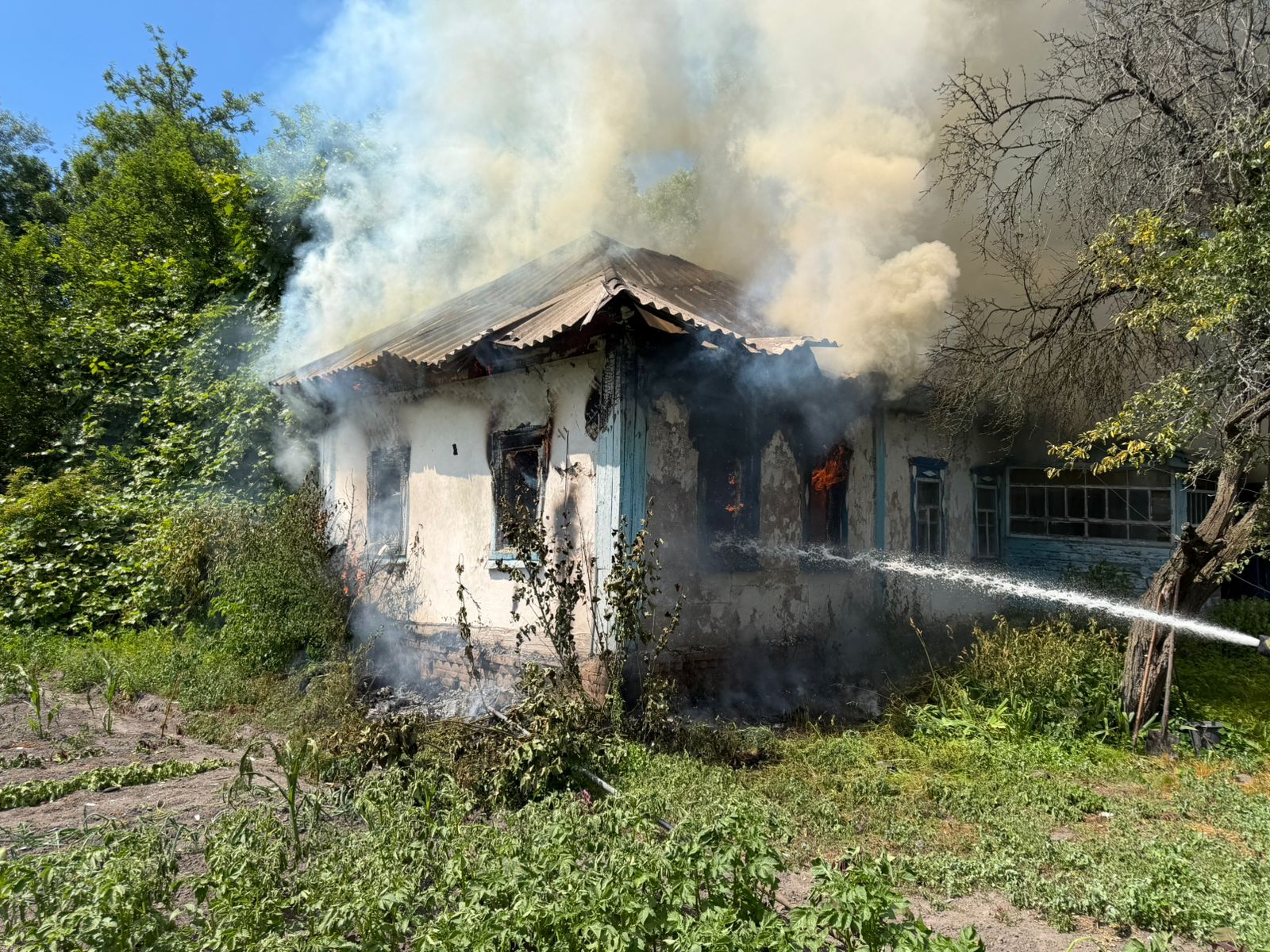 Фотографія із будинку йде дим